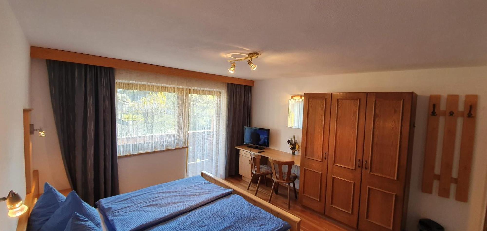 Pension Appartements Via Claudia Lermoos Chambre photo
